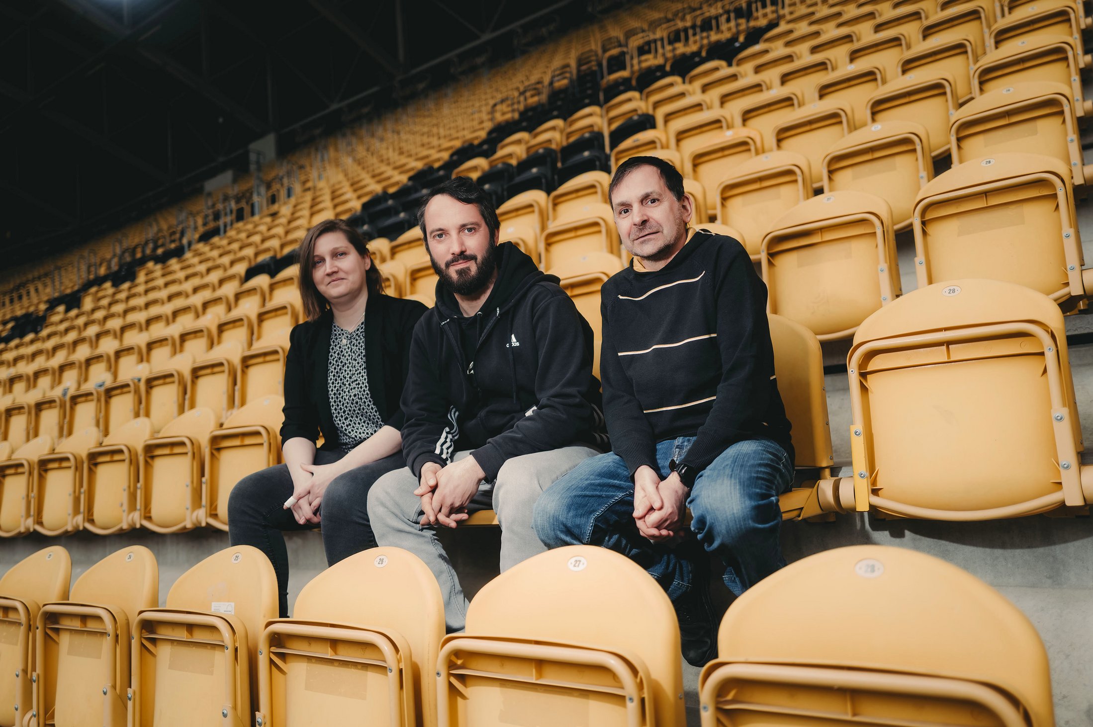 Das Projektteam mit Lernbotschafter Enrico Bakan sitzen im Dynamo Stadion