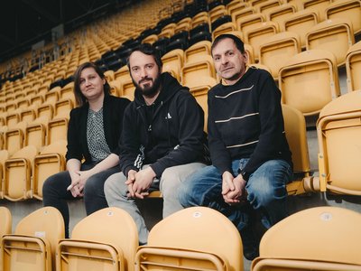 Das Projektteam mit Lernbotschafter Enrico Bakan sitzen im Dynamo Stadion