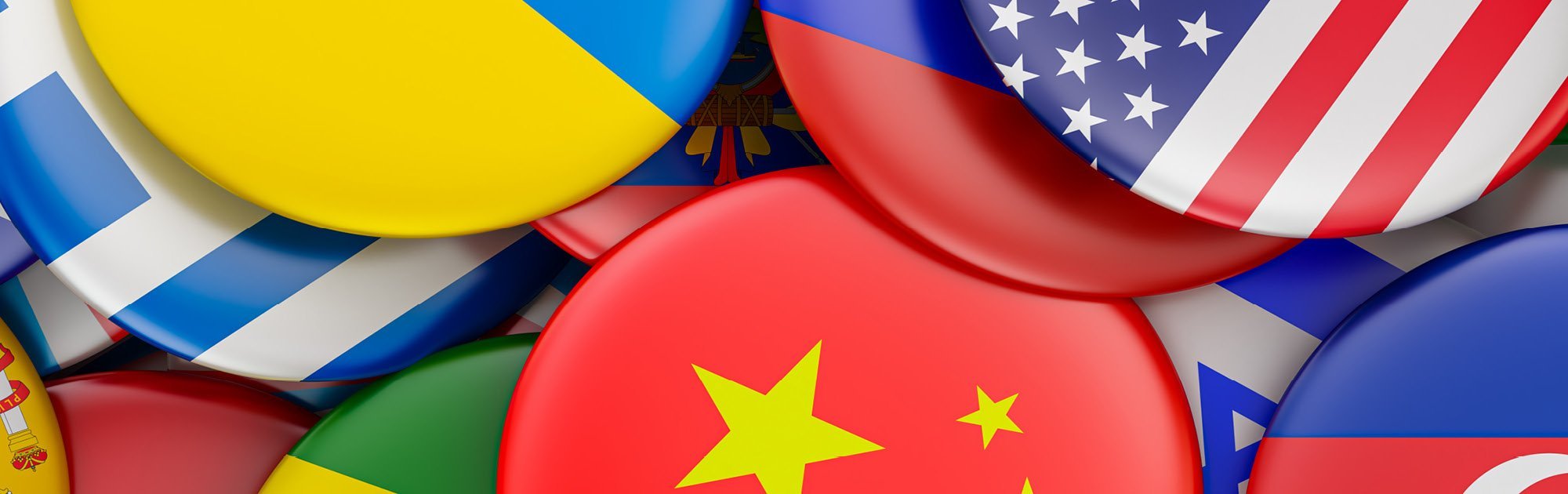 Runde Ansteckknöpfe mit verschiedenen Länderflaggen dicht beieinander