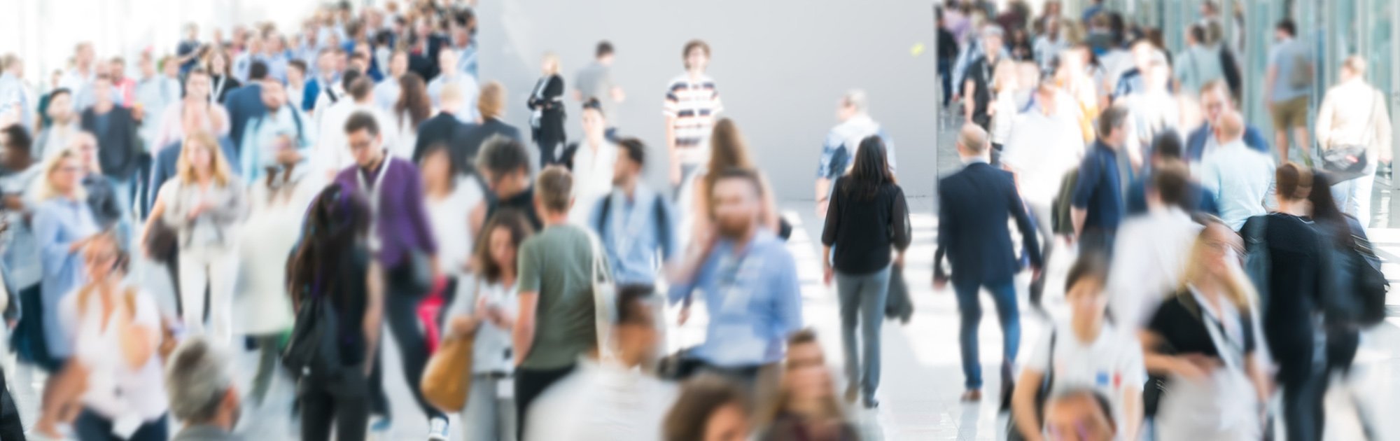 Menschenmenge in Bewegung