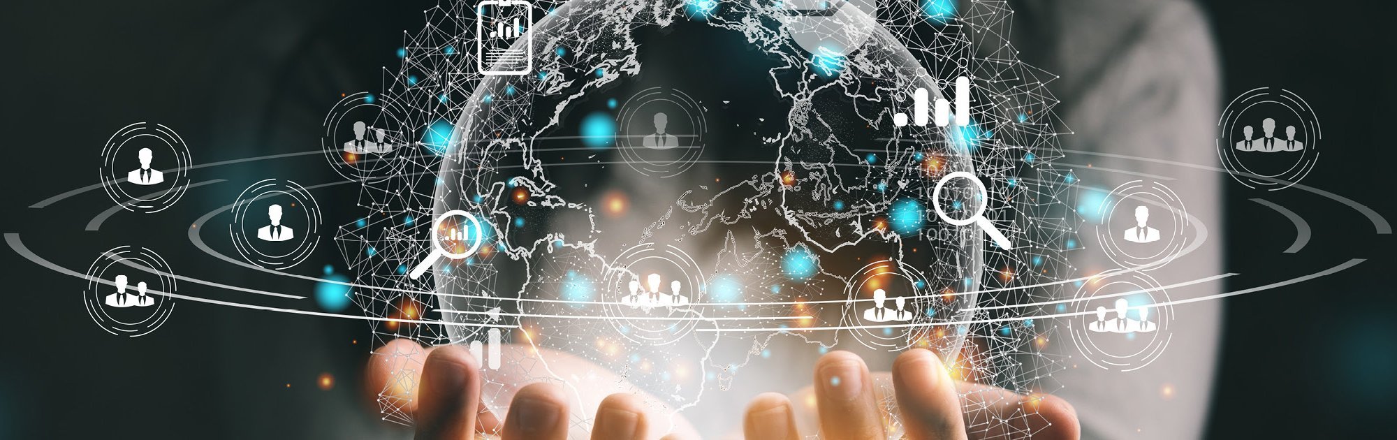 Hände halten eine digitale Weltkugel mit vernetzen Symbolen für Daten