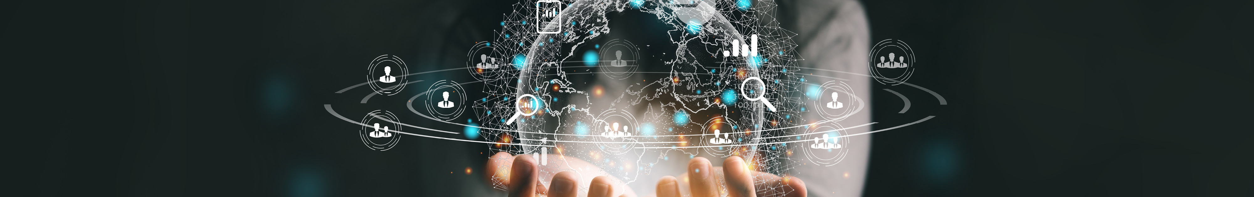 Hände halten eine digitale Weltkugel mit vernetzen Symbolen für Daten