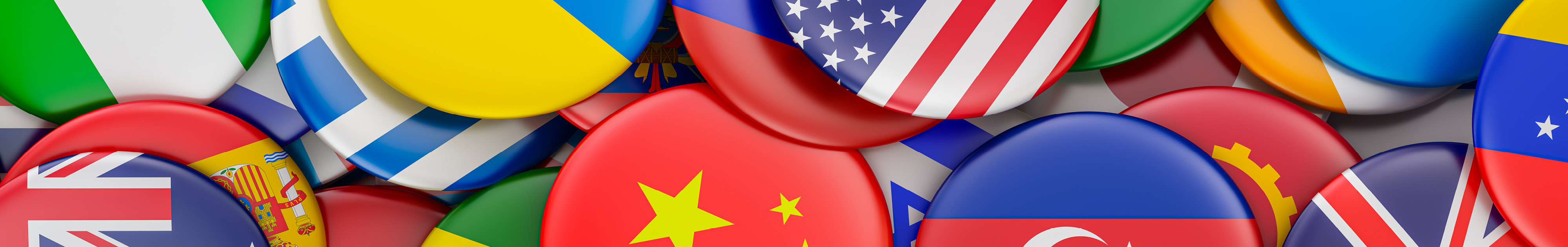 Runde Ansteckknöpfe mit verschiedenen Länderflaggen dicht beieinander